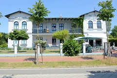 Das Ostseebad   Graal-Müritz   ist eine Gemeinde   im Landkreis Rostock in Mecklenburg-Vorpommern; historische Bäderarchitektur in Graal - Wohn- und Geschäftshaus / Bäckerei, erbaut 1892.