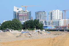 Bilder aus dem Hamburger Stadtteil Kleiner Grasbrook, Bezirk Hamburg Mitte; Bauschutt vom Übersee-Zentrum - Gebäude in der Hafencity.