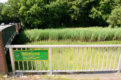 Rotenburg (Wümme) ist eine Stadt und Kreisstadt des gleichnamigen Landkreises  in Niedersachsen;  Brücke, Namensschild Wümme.
