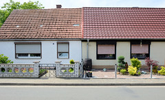Bittkau ist eine Ortschaft und ein Ortsteil der Stadt Tangerhütte im Landkreis Stendal in Sachsen-Anhalt; Doppelhaus mit unterschiedlicher Fassadengestaltung / Vorgärten.