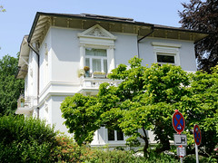 Fotos aus dem Hamburger Stadtteil Bergedorf; denkmalgeschütztes Wohnhaus in der Chrysanderstraße, erbaut 1897 - Architekt Wilhelm Sager.