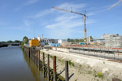 Fotos aus dem Hamburger Stadtteil Veddel, Bezirk Hamburg Mitte; Baustelle und Kaimauer am Peutekanal - im Hintergrund der Müggenburger Hafen.