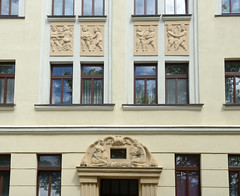 Annaberg-Buchholz ist eine   Kreisstadt im  Erzgebirgskreis in Sachsen; Mietshaus mit Fassadenschmuck - Relief Putten.