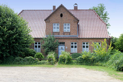 Zahrensdorf ist ein Ortsteil der Gemeinde Neu Gülze  im Landkreis Ludwigslust-Parchim in Mecklenburg-Vorpommern; Backstein-Wohnhaus mit Zwerchgiebel und Krüppelwalmdach.