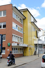 Fotos aus dem Hamburger Stadtteil Bergedorf; Architektur der 1960er Jahre in der Töpfertwiete - Hausfassade gelbe Kacheln.