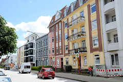 Fotos aus dem Hamburger Stadtteil Bergedorf; Wohnhäuser, Hausfassaden unterschiedlicher Baustile in der Holtenklinker Straße.
