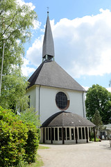 Fotos aus dem Hamburger Stadtteil Bergedorf; Kirche im Gojenbergsweg, geweiht 1956 - Architekt Gerhard Langmaack.