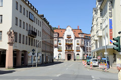 Aue ist seit  2019 ein Ortsteil der Großen Kreisstadt Aue-Bad Schlema im Erzgebirgskreis in Sachsen; Blick durch die Wettiner Straße zum Rathaus.