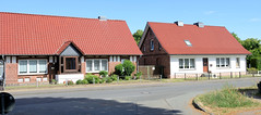 Brahlstorf ist ein Ortsteil der gleichnamigen Gemeinde im Landkreis Ludwigslust-Parchim in Mecklenburg-Vorpommern; baugleiche Wohnhäuser.