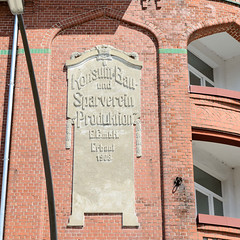 Fotos aus dem Hamburger Stadtteil Bergedorf; Wohnhaus / Geschäftshaus in der Holtenklinker Straße, errichtet 1908 - Relief Hausfassade, Konsum-Bau und Sparverein Produktion..