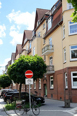 Fotos aus dem Hamburger Stadtteil Bergedorf; mehrstöckige Wohnhäuser mit Dachgauben.