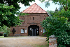 Zahrensdorf ist ein Ortsteil der Gemeinde Neu Gülze  im Landkreis Ludwigslust-Parchim in Mecklenburg-Vorpommern;  Scheune - Pfarrhaus.