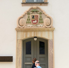 Annaberg-Buchholz ist eine   Kreisstadt im  Erzgebirgskreis in Sachsen; Eingang katholisches Pfarramt Heiliges Kreuz Kirche - religiöser Fassadenschmuck mit Trotteln.