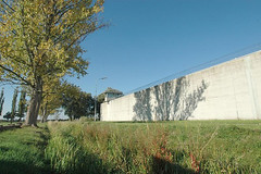 JVA Neuengamme Gefängnismauer der Justizvollzugsanstalt - Jugendhaftanstalt. Gefängnismauer mit Wachturm und Stacheldraht.