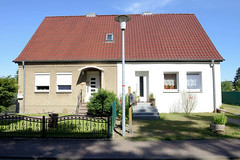 Brahlstorf ist ein Ortsteil der gleichnamigen Gemeinde im Landkreis Ludwigslust-Parchim in Mecklenburg-Vorpommern; Doppelhaus, unterschiedliche Gestaltung der Fassade und dem Vorgarten.