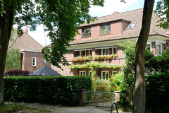 Fotos aus dem Hamburger Stadtteil Bergedorf; Doppelhaus, Backsteingebäude mit Walmdach - blühende Rosen.