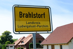 Brahlstorf ist ein Ortsteil der gleichnamigen Gemeinde im Landkreis Ludwigslust-Parchim in Mecklenburg-Vorpommern; Ortsschild.