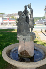 Aue ist seit  2019 ein Ortsteil der Großen Kreisstadt Aue-Bad Schlema im Erzgebirgskreis in Sachsen; Brunnen Klatschweiber - Gottfried Kohl.