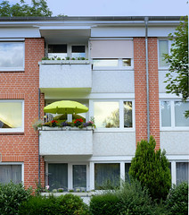 Fotos aus dem Hamburger Stadtteil Bergedorf; Balkons mit Kachelfassade - Achitektur der 1960er Jahre.
