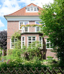 Fotos aus dem Hamburger Stadtteil Bergedorf; Backsteinvilla mit Erker, expressionistischer Dachgaube.