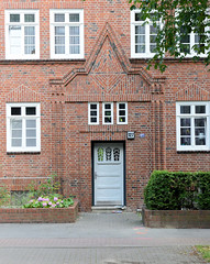Fotos aus dem Hamburger Stadtteil Bergedorf; Fotos aus dem Hamburger Stadtteil Bergedorf; Fotos aus dem Hamburger Stadtteil Bergedorf; Eingang Siedlungsbau, Klinkerarchitektur ca. 1925 in der Holtenklinker Straße - die Wohnanlage steht unter Denkmals