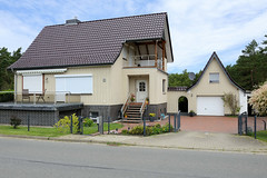Kuhlenfeld ist ein Ortsteil der Gemeinde Tessin b. Boizenburg im Landkreis Ludwigslust-Parchim in Mecklenburg-Vorpommern; Wohnhaus mit gelber Ziegelfassade, Garage mit Satteldach.