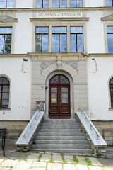 Annaberg-Buchholz ist eine   Kreisstadt im  Erzgebirgskreis in Sachsen; Eingang vom Sankt Annen Gymnasium.