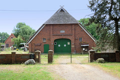 Tessin b. Boizenburg ist ein Ortsteil der gleichnamigen Gemeinde im Landkreis Ludwigslust-Parchim in Mecklenburg-Vorpommern; Scheune mit Krüppelwalmreetdach in der Dorfstraße.