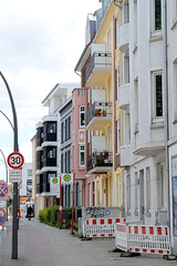 Fotos aus dem Hamburger Stadtteil Bergedorf; Hausfassaden in der Holtenklinker Straße.
