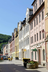 Aue ist seit  2019 ein Ortsteil der Großen Kreisstadt Aue-Bad Schlema im Erzgebirgskreis in Sachsen; Wohnhäuser / Geschäftshäuser mit Zwerchgiebel.