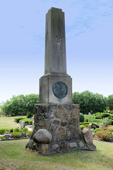 Zahrensdorf ist ein Ortsteil der Gemeinde Neu Gülze  im Landkreis Ludwigslust-Parchim in Mecklenburg-Vorpommern;  Stele - Weltkriegsdenkmal.