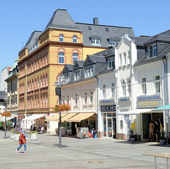 Aue ist seit  2019 ein Ortsteil der Großen Kreisstadt Aue-Bad Schlema im Erzgebirgskreis in Sachsen; Geschäfte am Altmarkt.