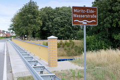 Neuburg    ist ein Ortsteil der Gemeinde Siggelkow  im   Landkreis Ludwigslust-Parchim in Mecklenburg-Vorpommern; Flussnamensschild - Brücke über die Müritz-Elde- Wasserstraße.