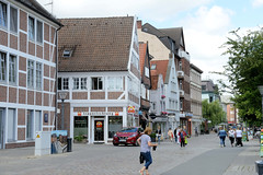 Fotos aus dem Hamburger Stadtteil Bergedorf; Fussgängerzone Alte Holstenstraße - historische Geschäftshäuser.