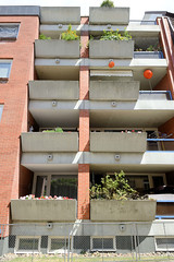 Fotos aus dem Hamburger Stadtteil Bergedorf; Balkons mit Betonblumenkästen in der Soltaustraße.