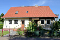 Brahlstorf ist ein Ortsteil der gleichnamigen Gemeinde im Landkreis Ludwigslust-Parchim in Mecklenburg-Vorpommern; Doppelhaus, unterschiedliche Gestaltung der Fassade und dem Vorgarten.
