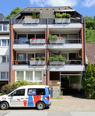 Fotos aus dem Hamburger Stadtteil Bergedorf; Wohnhaus mit Balkons und Dachausbau.