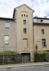 Annaberg-Buchholz ist eine   Kreisstadt im  Erzgebirgskreis in Sachsen; Speichergebäude mit Feldsteinmauer und Holztor.