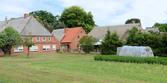 Tessin b. Boizenburg ist ein Ortsteil der gleichnamigen Gemeinde im Landkreis Ludwigslust-Parchim in Mecklenburg-Vorpommern; landwirtschaftliche Gebäude, Bauernhof.