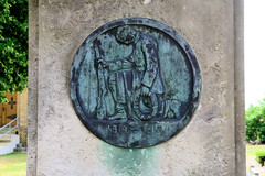 Zahrensdorf ist ein Ortsteil der Gemeinde Neu Gülze  im Landkreis Ludwigslust-Parchim in Mecklenburg-Vorpommern; Weltkriegsdenkmal - Bronzerelief Soldat.
