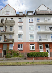 Fotos aus dem Hamburger Stadtteil Bergedorf; Wohnhaus / mehrstöckiges Doppelhaus mit Dachgauben in der Holtenklinker Straße.