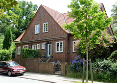 Fotos aus dem Hamburger Stadtteil Bergedorf; Wohnhaus im Baustil der 1920er Jahre in der Justus Brinckmann Straße - Architekt Wilhelm Krüger.