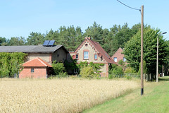 Brahlstorf ist ein Ortsteil der gleichnamigen Gemeinde im Landkreis Ludwigslust-Parchim in Mecklenburg-Vorpommern;  Getreidefeld, Bauernhof.