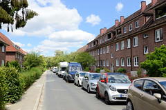 Fotos aus dem Hamburger Stadtteil Bergedorf; Wohnhäuser, parkende Autos in der Hoffmann von Fallersleben Straße.