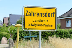Zahrensdorf ist ein Ortsteil der Gemeinde Neu Gülze  im Landkreis Ludwigslust-Parchim in Mecklenburg-Vorpommern; Ortsschild.