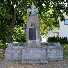 Brahlstorf ist ein Ortsteil der gleichnamigen Gemeinde im Landkreis Ludwigslust-Parchim in Mecklenburg-Vorpommern; Weltkriegsdenkmal.