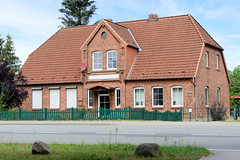 Zahrensdorf ist ein Ortsteil der Gemeinde Neu Gülze  im Landkreis Ludwigslust-Parchim in Mecklenburg-Vorpommern; Backstein-Wohnhaus mit Zwerchgiebel und Krüppelwalmdach.