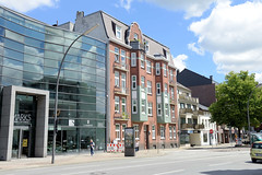 Fotos aus dem Hamburger Stadtteil Bergedorf; moderne Glasarchitektur - Geschäftsgebäude und historische Wohnhäuser.