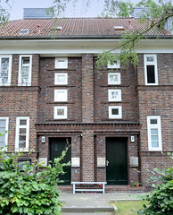 Fotos aus dem Hamburger Stadtteil Bergedorf;  Hinweisschild Illegale Druckerei der SAP / Sozialistische Arbeiterpartei 1933 in der Heysestraße. Das Gebäude wurde1919 errichet - Architekten Schmidt / Krüger.