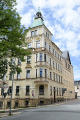 Annaberg-Buchholz ist eine   Kreisstadt im  Erzgebirgskreis in Sachsen; Mietshaus in der Lindenstraße - Jugendstilarchitektur mit Kupferturm.